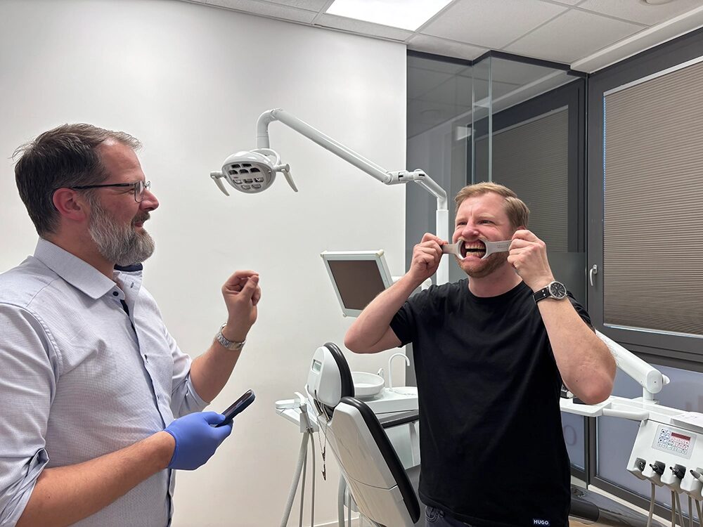 Ein Mann hält seinen Mund mit dem Wangenhalter auf