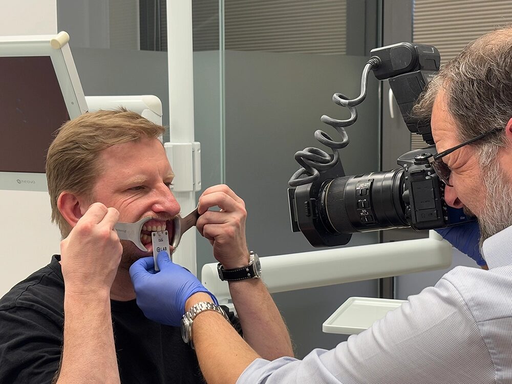 die Zähne von einem Mann werden fotografiert