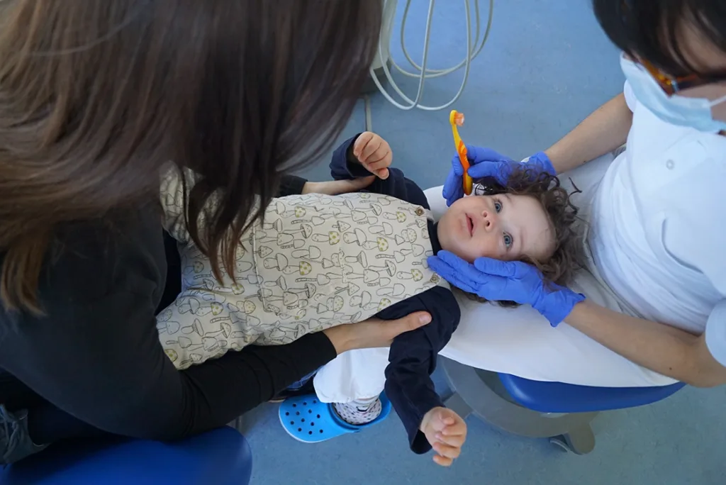 Ein Kleinkind wird behandelt.