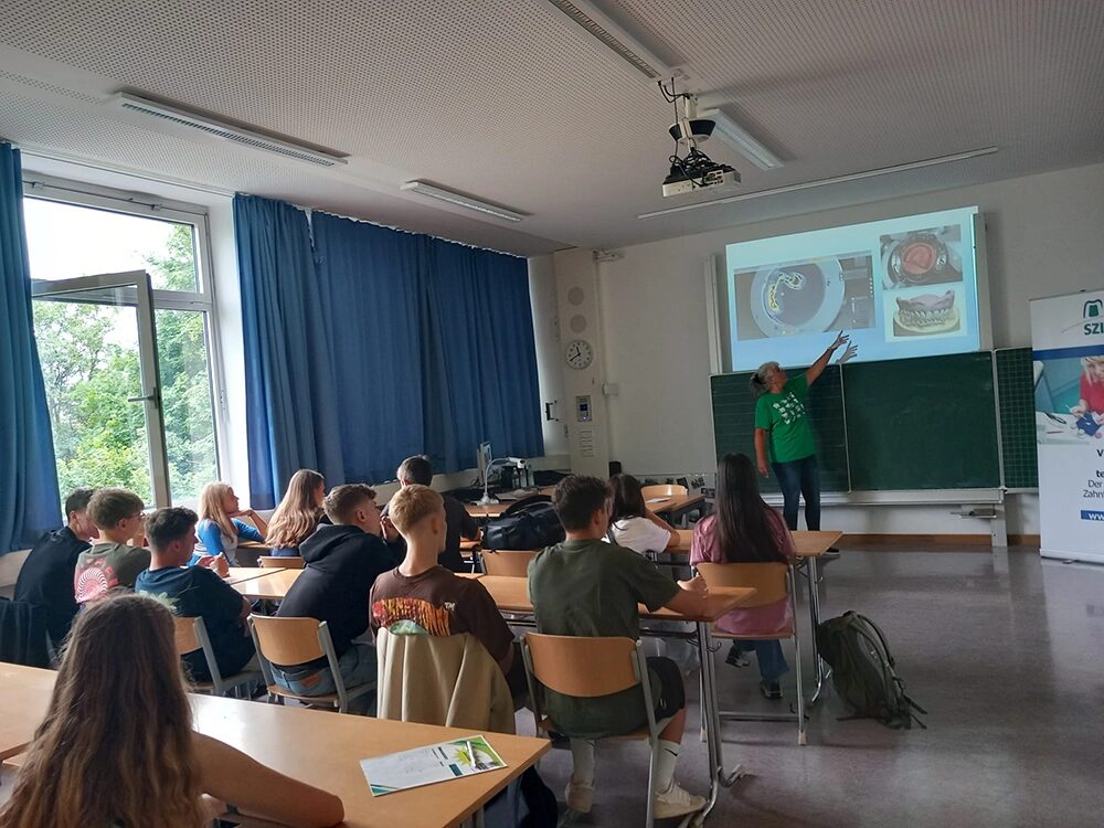 Abb. 1: Mit einer PowerPoint-Präsentation und kuriosen Geschichten aus unserem Alltag stellen wir den Schülerinnen und Schülern direkt im Klassenzimmer den Beruf des Zahntechnikers anschaulich dar.