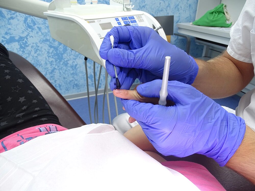 Die Tell-Show-Do-Technik eignet sich zum Einführen von einer Vielzahl an Instrumenten bzw. Prozeduren. Ein Beispiel: „An welchen Finger darf ich dir zuerst zeigen, wie das mit der Zauberfarbe funktioniert, bevor wir damit deine Zähne anmalen?“ Diese Technik ist einfach, geht schnell und ist somit effizient.