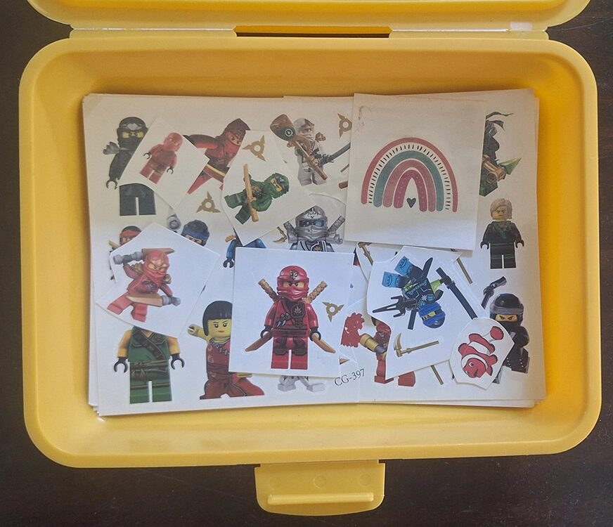 Box mit Kinder-Tattoos.