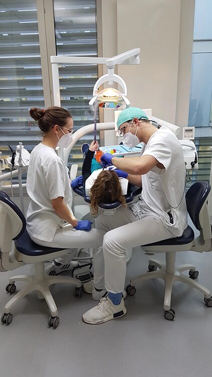 Ein Behandlungsraum, in dem ein Kind behandelt wird.