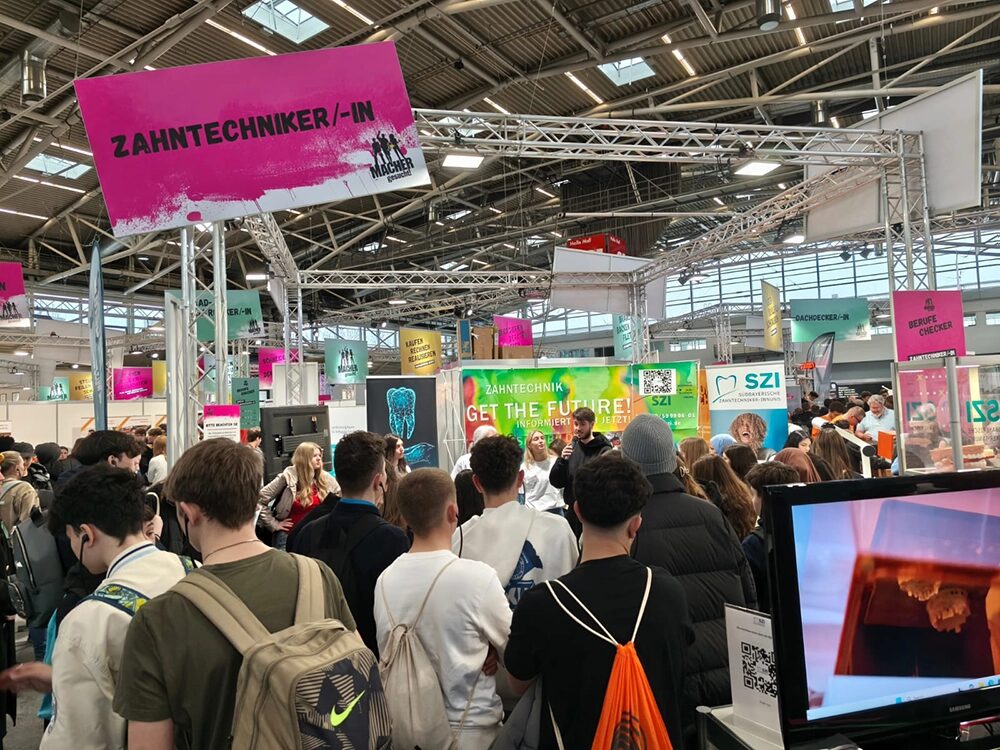 Bild der Ausbildungsmesse, eine große Menschenansammlung