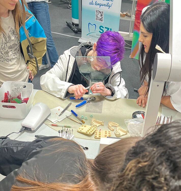 An gedruckten Zahnanhängern musste eine Öse mit Zangen gebogen werden.