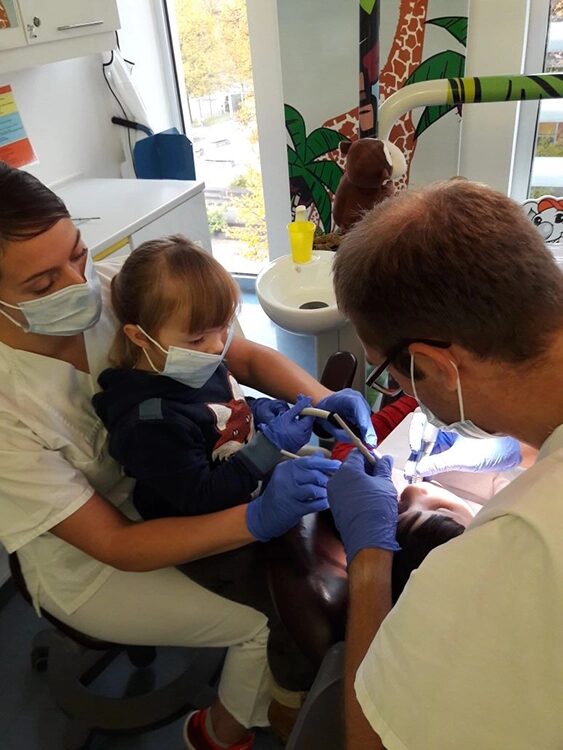 Ein Kind wird behandelt.