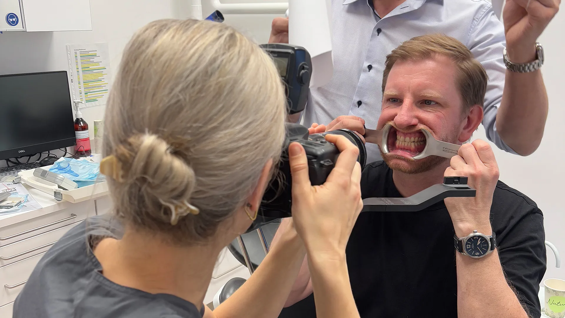 Ein Mann von dessen Zähnen Bilder gemacht werden.