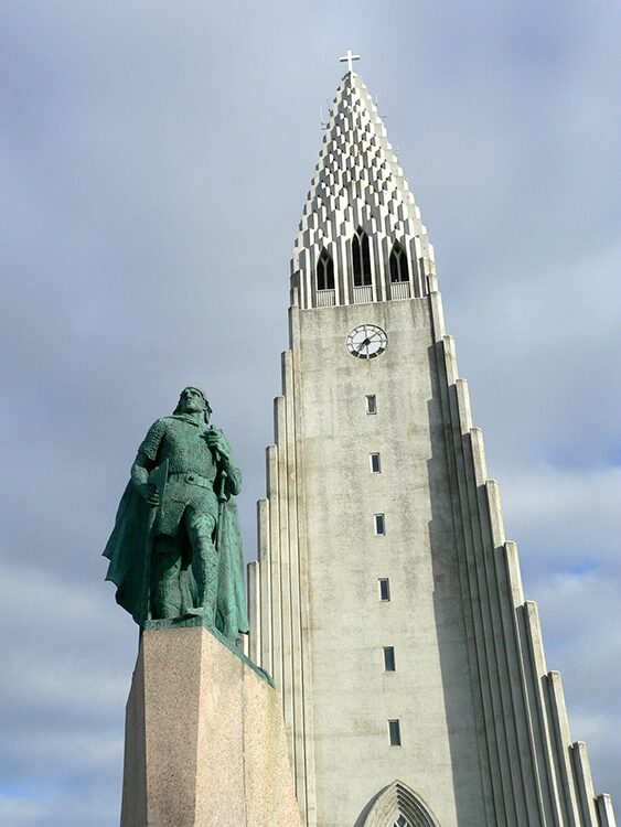 Vom Turm Hallgrimskirkja genießt man eine besondere Aussicht auf Reykjavik.