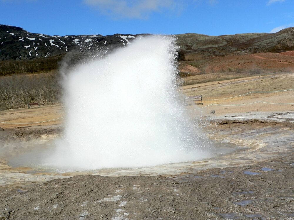 Der Strokkur Geysir spukt alle 8 Minuten eine 20 Meter hohe Wasserfontäne aus.