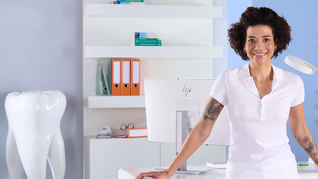 Frau steht in einer Praxis