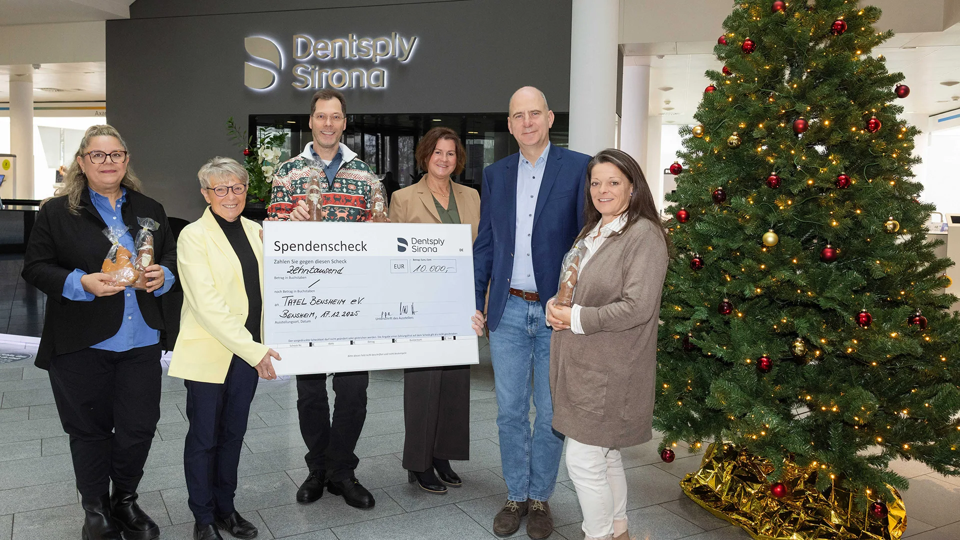 Belegschaft die den Scheck in den Händen halten