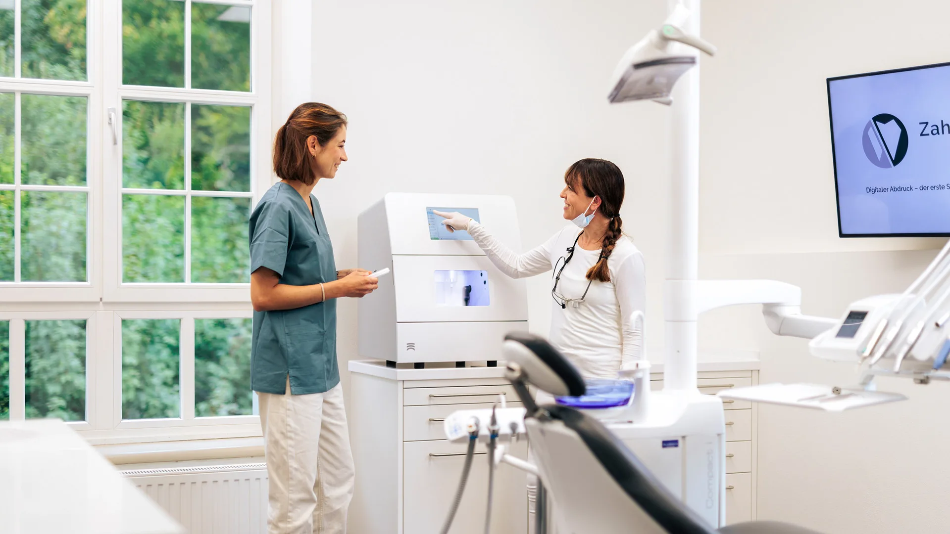 zwei Frauen, die das Produkt bedienen.