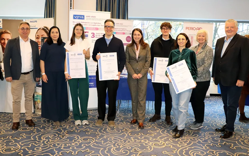 NAgP-Dentaid-Preisträger/-innen und Veranstalter/-innen 2025 v.l.n.r.: René Reifenberg (Sale Manager, Dentaid), Dr. Anna Damanaki (Vorstand NAgP), Dr. Christina L. Pappe, Dr. Sohar Flisfisch, Prof. Dr. Nicole Arweiler (1. Vorsitzende der NAgP), Dr. Mario Schröder, PD Dr. Sarah K. Sonnenschein, Prof. Dr. Pia Jervoe-Storm (Vorstand NAgP), Udo Meurle (Country Manager, Dentaid)
