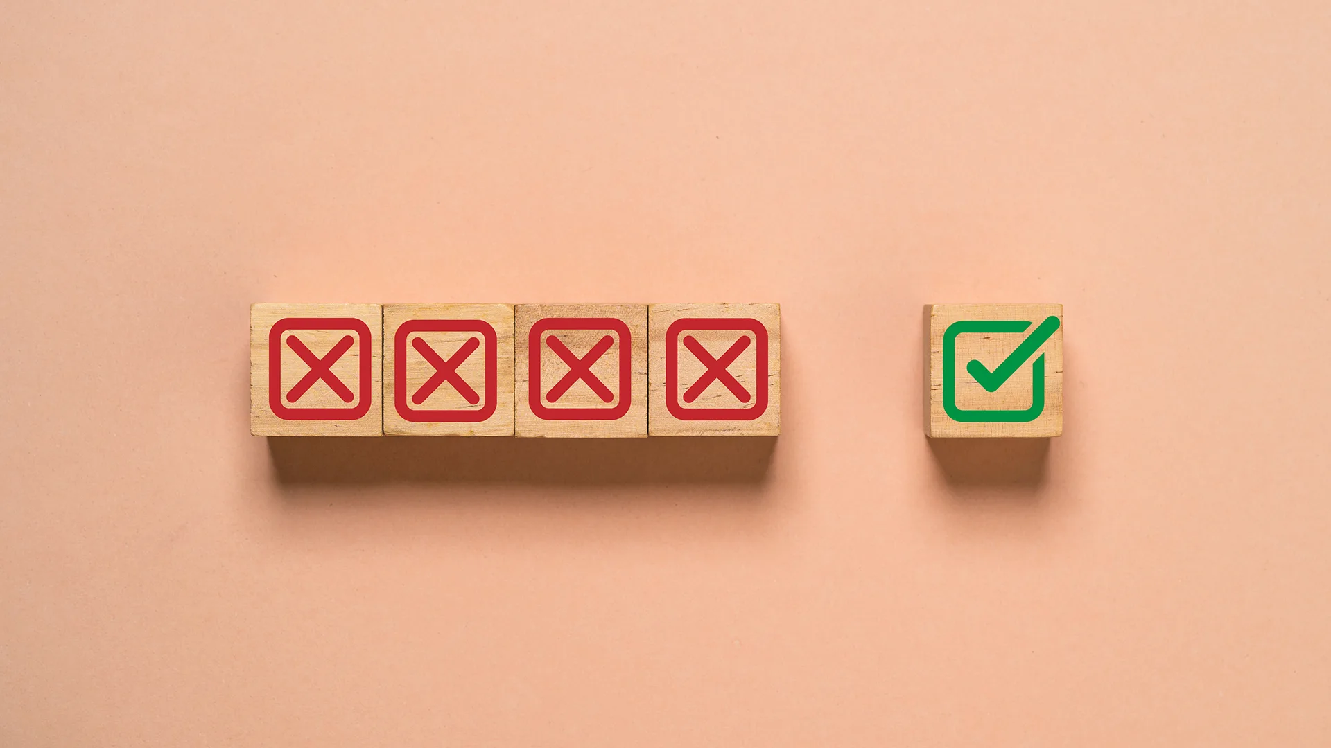 Bauklötze mit Kreuzen aber auf einem ist ein Haken.