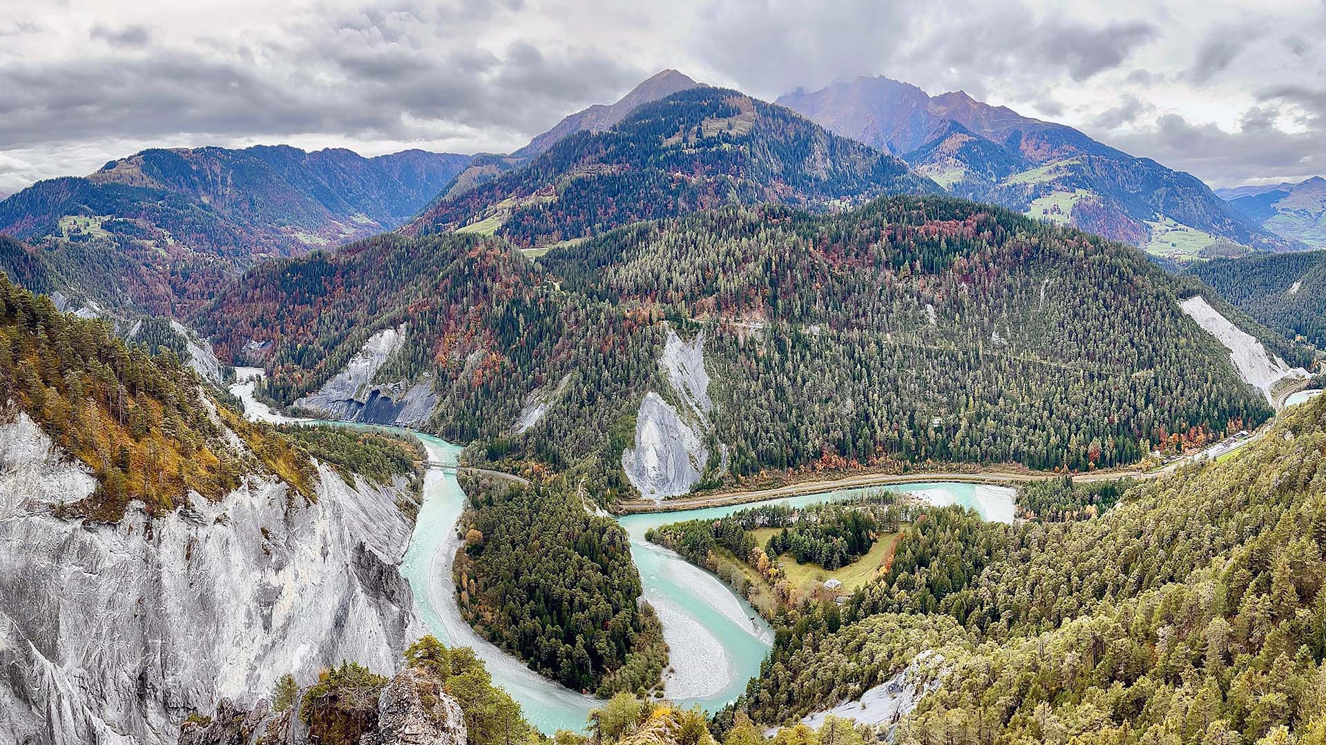 Eine Landschaften mit Schluchten und Bergen