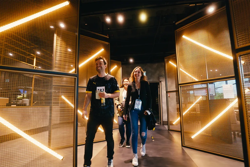 Die Challenges des Odontathons sind praxisnah und interdisziplinär angelegt. So schafft das Event ein inspirierendes Umfeld für Austausch und Netzwerken. Key Notes und Paneldiskussionen von Expert:innen versprechen zusätzlich spannende Denkanstöße und formen so ein für die Dentalwelt einzigartiges Veranstaltungs- und Fortbildungsformat.