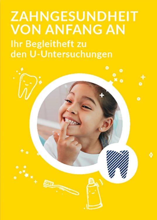 Cover des Hefts mit einem Kind, welches lächelt und mit dem Finger auf ihre Zähne zeigt.