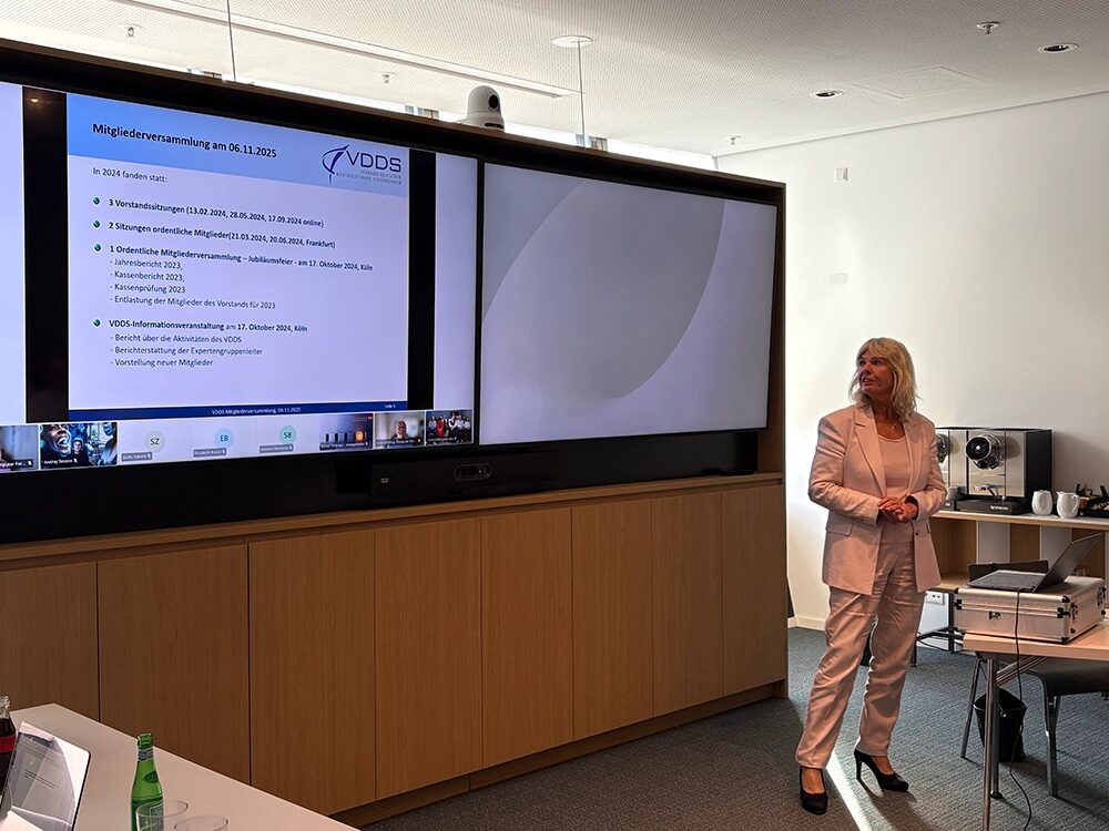 Begrüßt wurden die zahlreichen VDDS-Mitglieder zunächst von der Vorstandsvorsitzenden Sabine Zude.