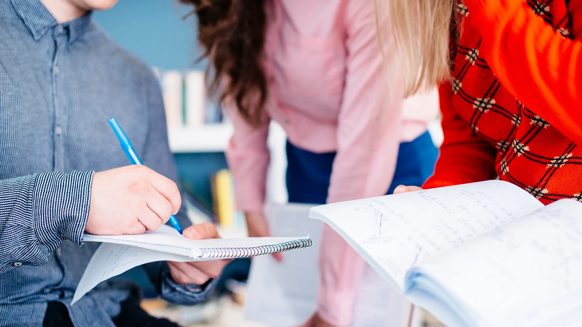drei Menschen vergleichen Notizen.