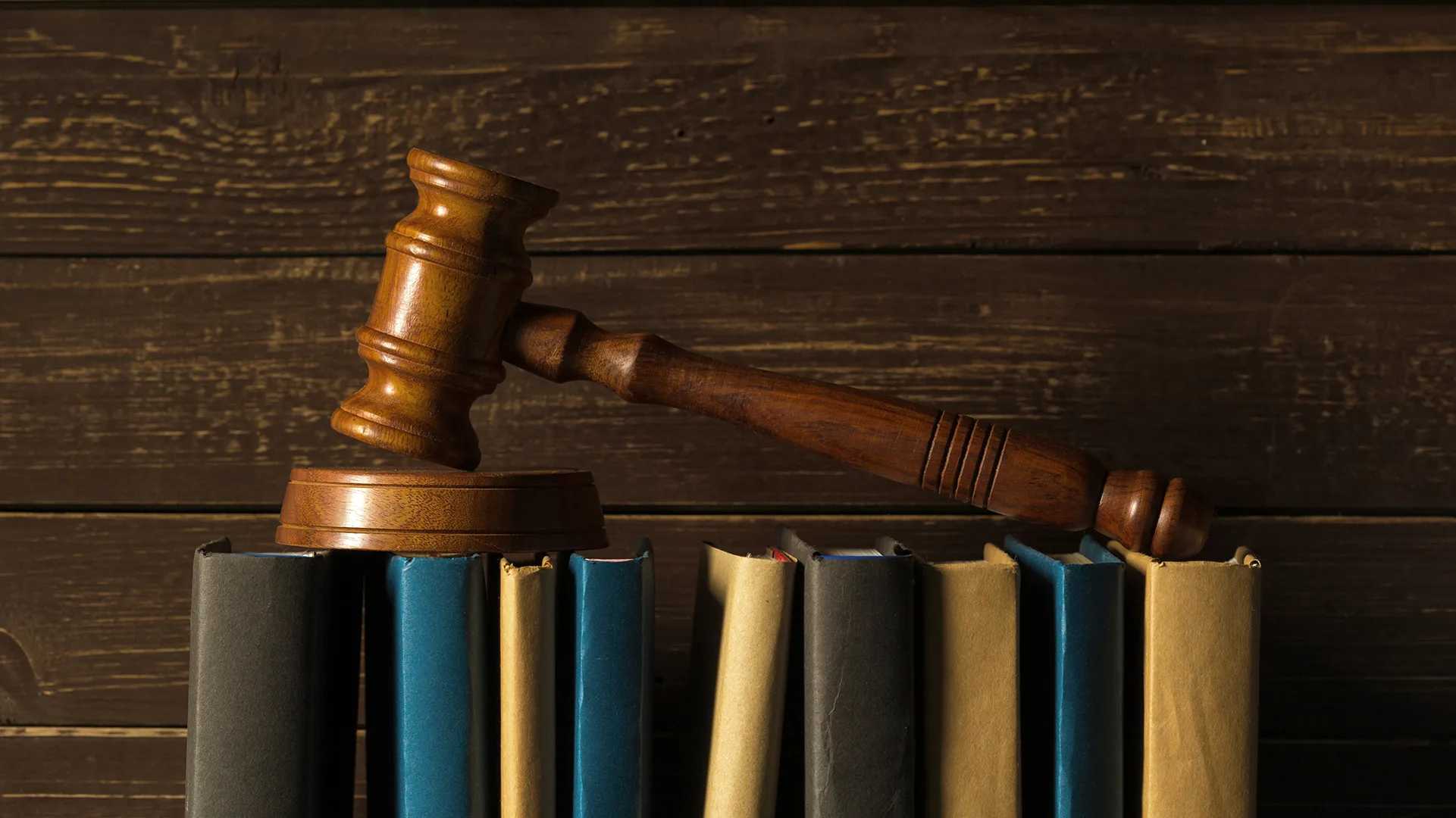 Ein Hammer auf Büchern.