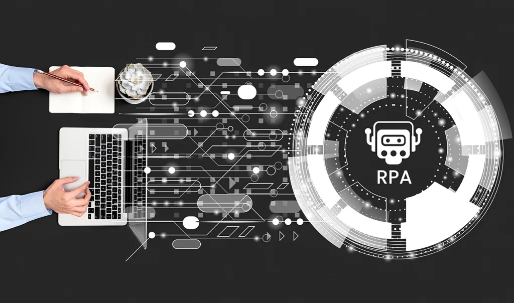 Hände die Laptop betätigen und nebenbei in ein Notebook schreiben.