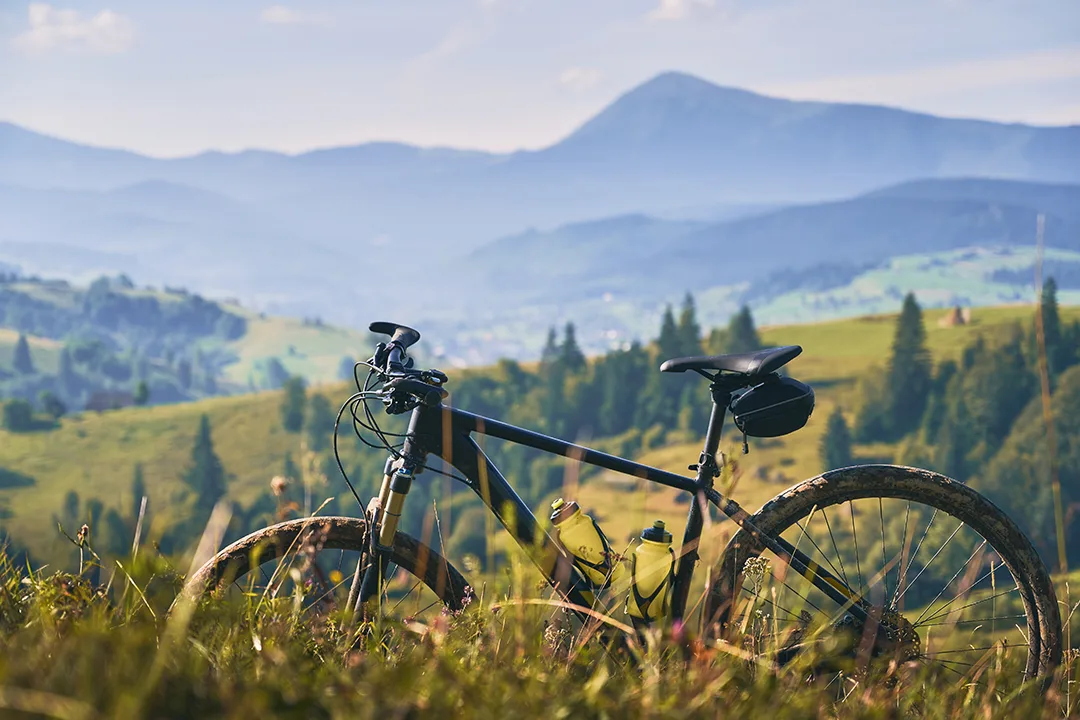 Ein Fahrrad, im Hintergrund eine schöne Landschaft.