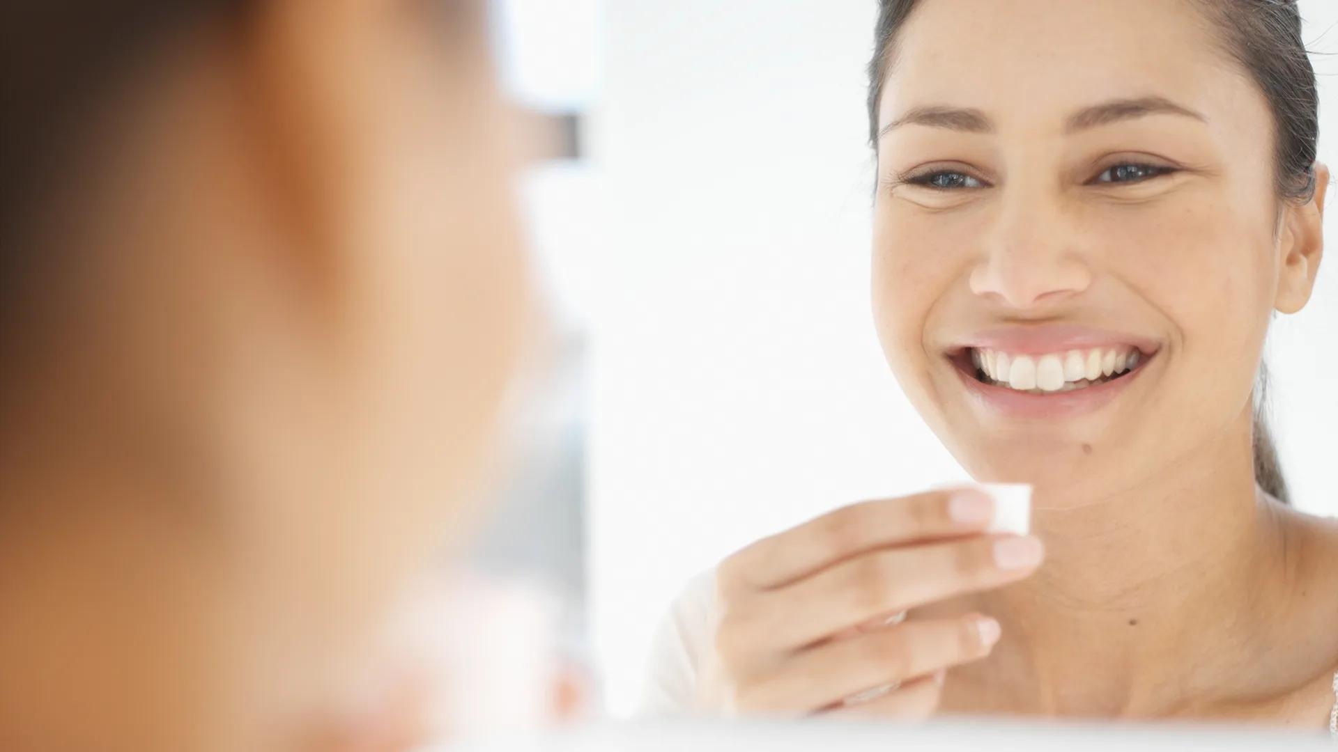 Eine Frau mit einem breiten Lächeln.