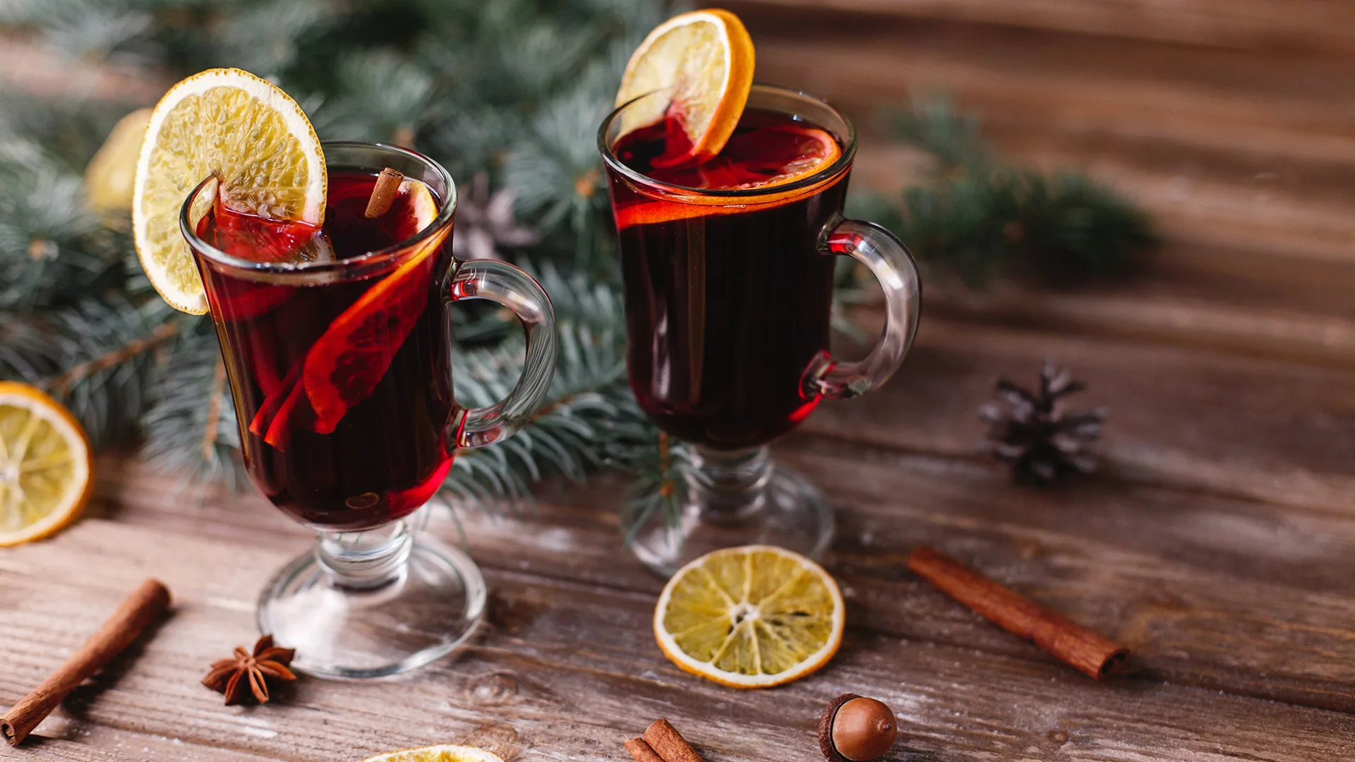 Zwei Gläser Glühwein