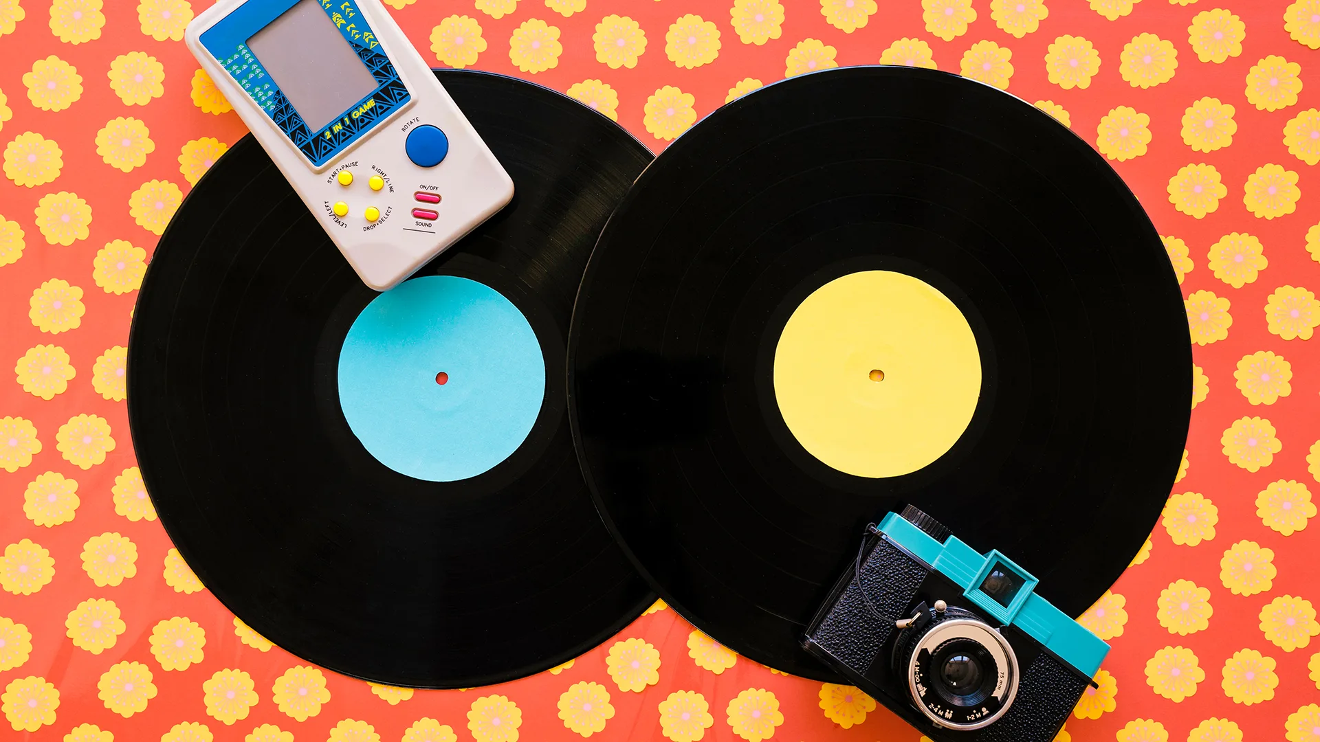 Zwei Vinyls mit Konsole-und Kamera