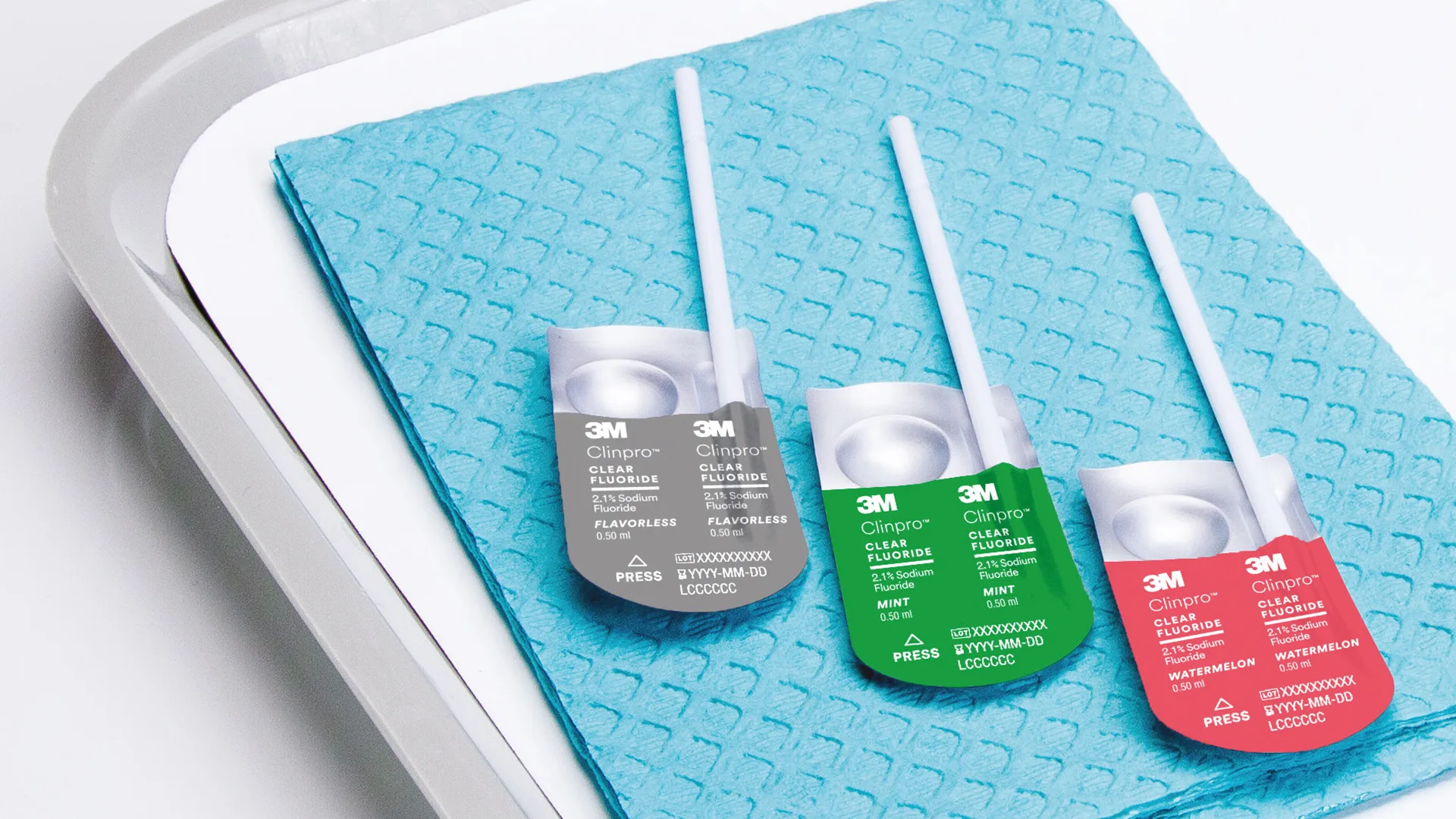 3M Clinpro Clear Fluorid: Wasser- statt harzbasiert und erhältlich in den drei Geschmacksrichtungen Minze, Wassermelone und Neutral.