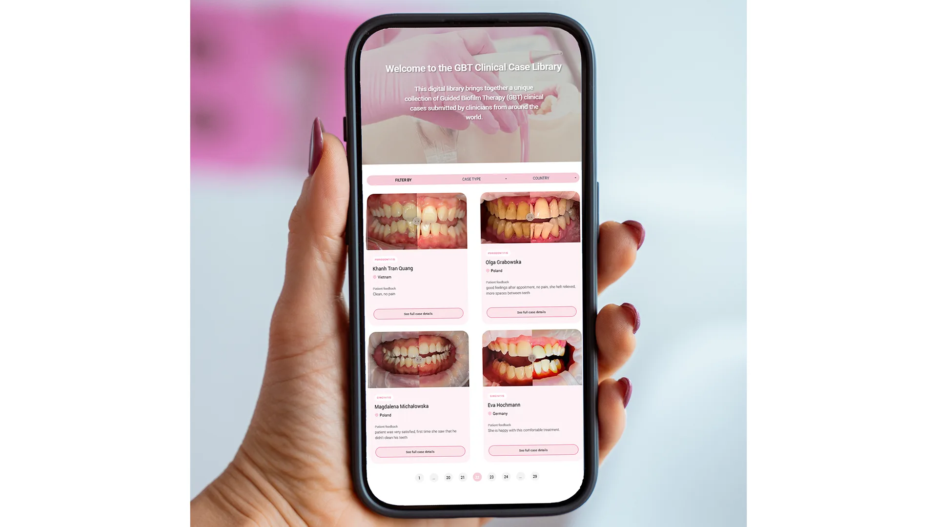 Ein Handy und auf dem Bildschirm, Bilder von verschiedenen Gebissen zu sehen.
