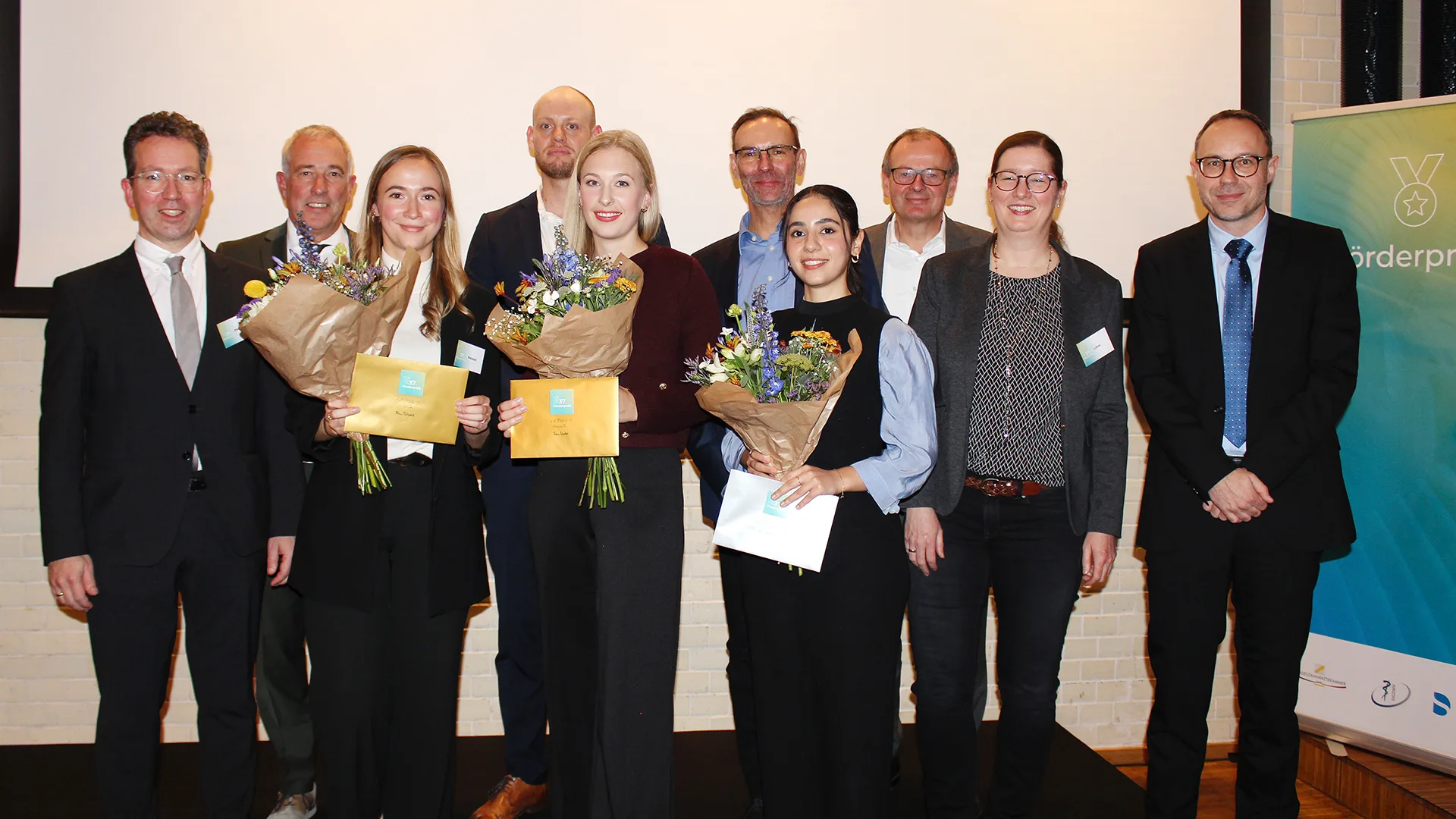 Gewinner/innen des 37. DGZMK/BZÄK/Dentsply Sirona Förderpreises – Erste Plätze: Alessia Petzold (3. von li.) und Julia Krohn (5. von li.), zweite Plätze: Johannes Rossipal (4. von li.) und Shams Negm (4 von re.); dazu Peter Phillip (Dentsply Sirona), Prof. Dr. Rainer Seemann (Dentsply Sirona), Dr. Sebastian Ziller (Juror, BZÄK), Prof. Dr. Dr. Jörg Wiltfang (DGZMK-Präsident), Prof. Dr. Anne-Katrin Lührs (Jurorin), Prof. Dr. Sebastian Hahnel (Juror, Präsident elect der DGZMK) (von li. nach re.)
