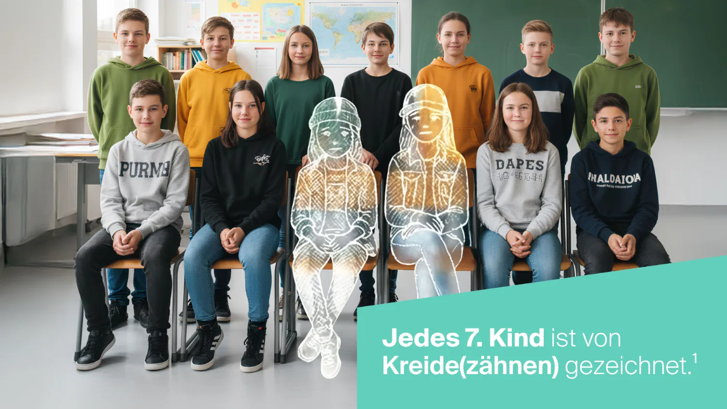 Ein Gruppenfoto einer Schulklasse. Zwei Kinder sind mit Kreide gezeichnet als Hinweis darauf, dass jedes 7. Kind von Kreide(zähnen) betroffen ist.