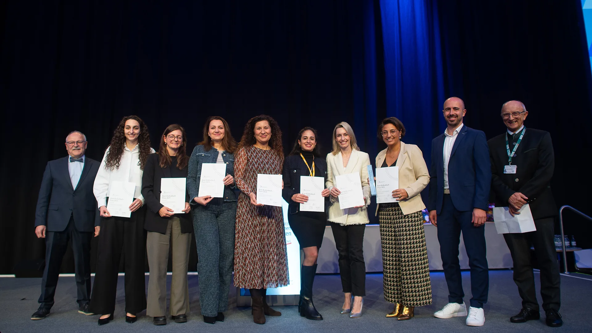 v.l.n.r.: Sen.-Prof. Dr. Reiner Biffar (Kuratorium Kurt Kaltenbach Stiftung), Preisträgerinnen des mit 4.000 Euro dotierten Kurt Kaltenbach Preises aus der Frankfurter Arbeitsgruppe, Christian Wiech (Geschäftsführer Kurt Kaltenbach Stiftung), Sen.-Prof. Dr. Reinhard Hickel (Kuratorium Kurt Kaltenbach Stiftung)