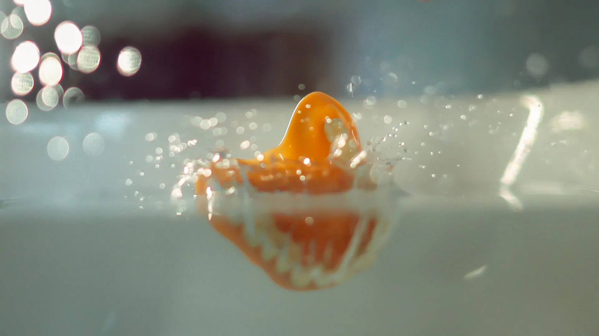 eine Zahngebiss, welches ins Wasser fällt