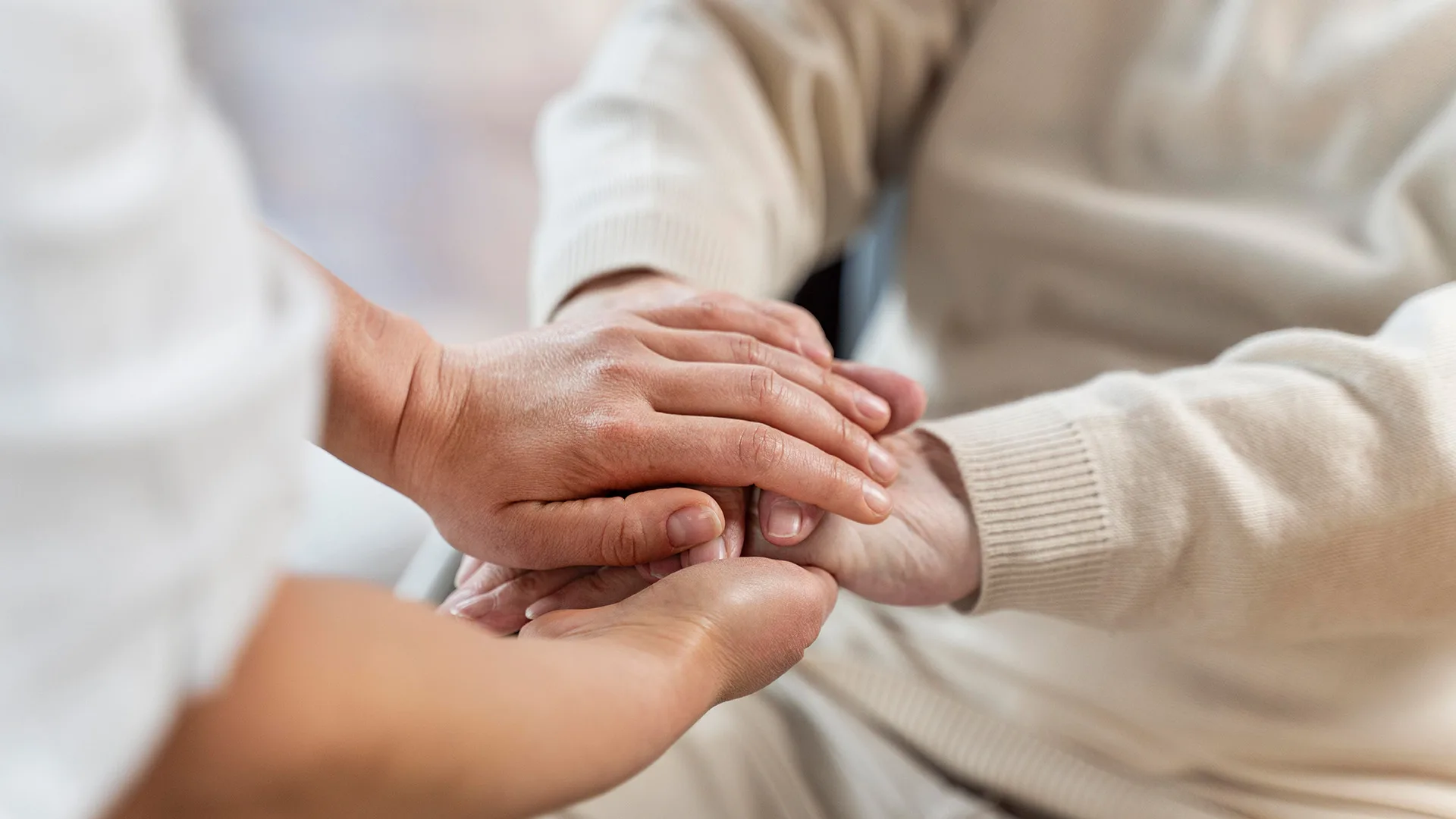 Zwei Menschen halten Händchen.