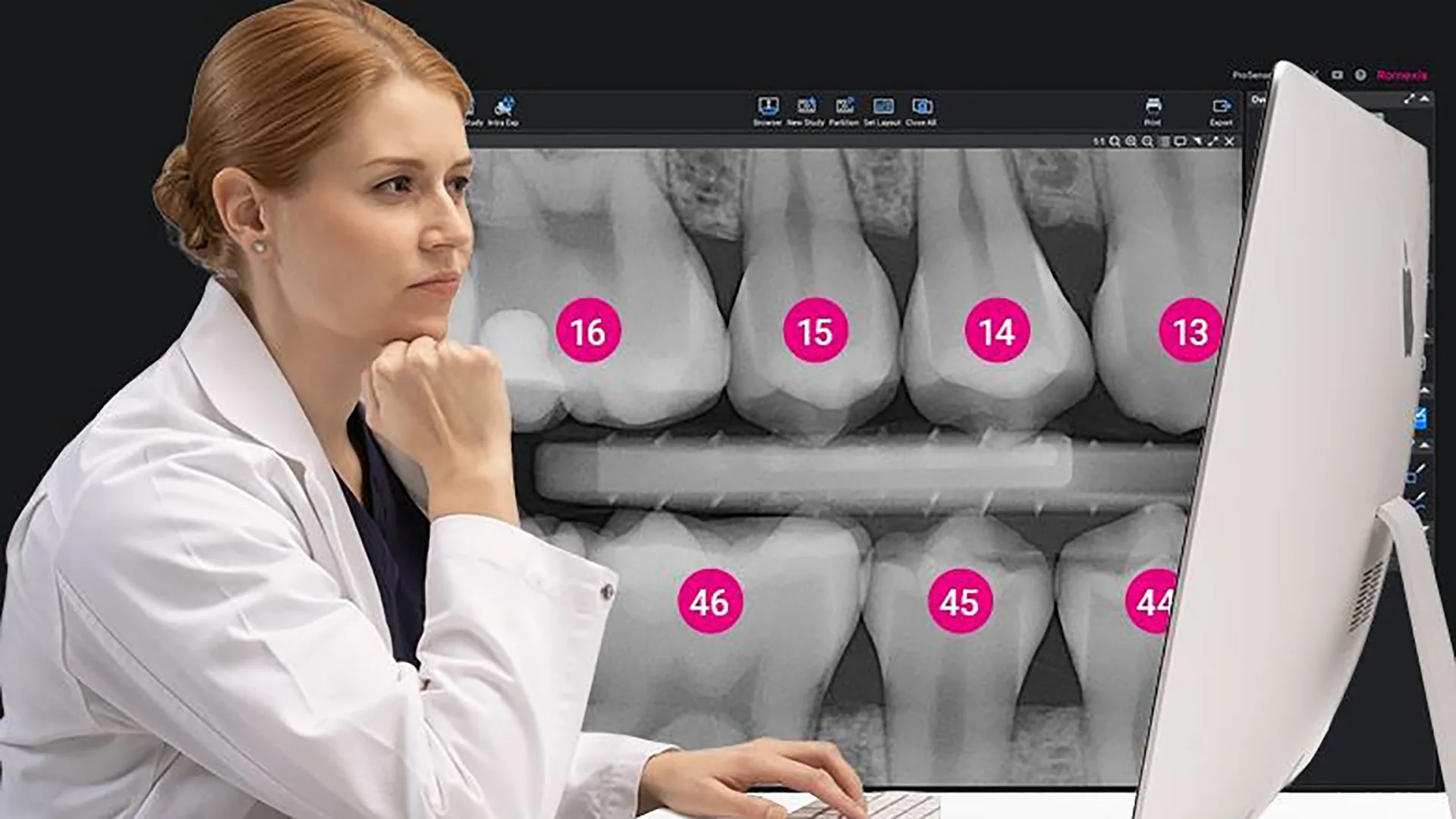 Eine Frau schaut auf einem Bildschirm. Im Hintergrund Röntgenbild von Zähnen.