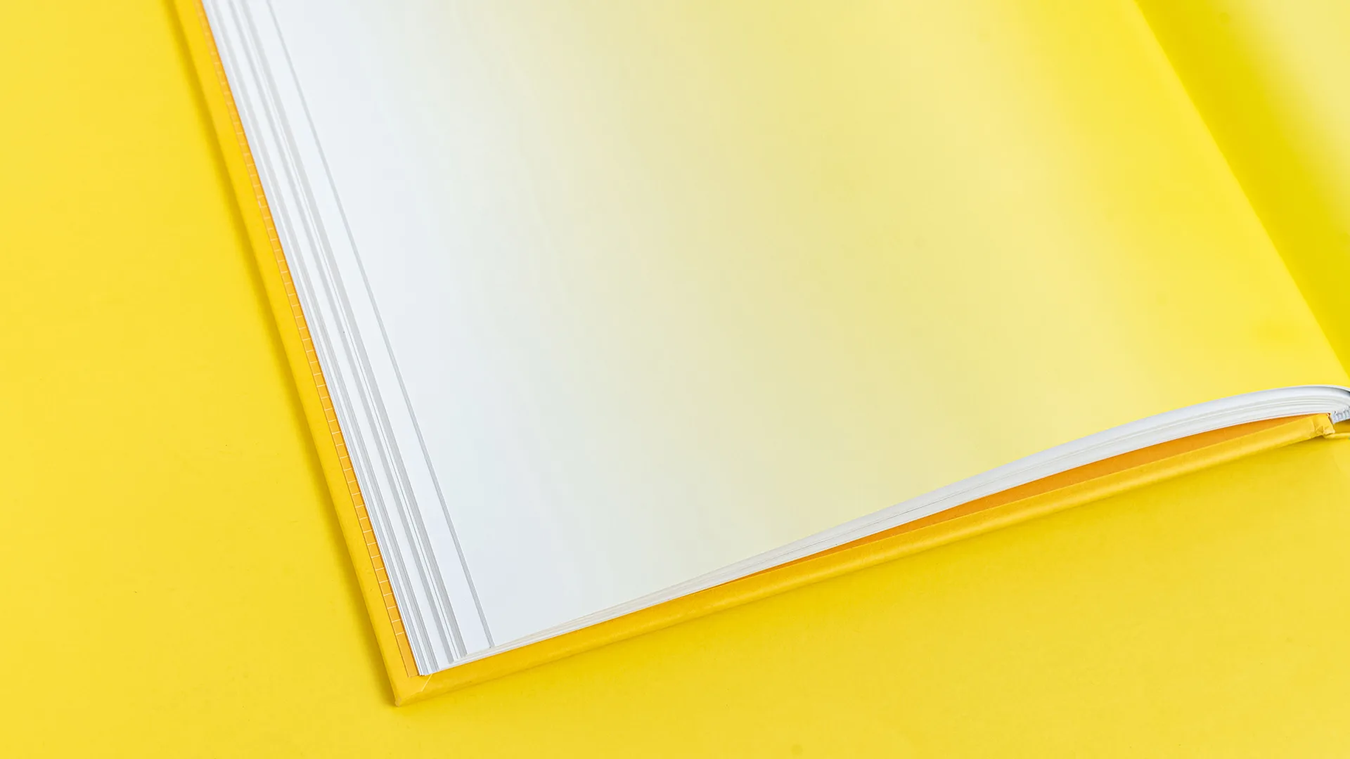 Gelbes Heft und gelber Hintergrund