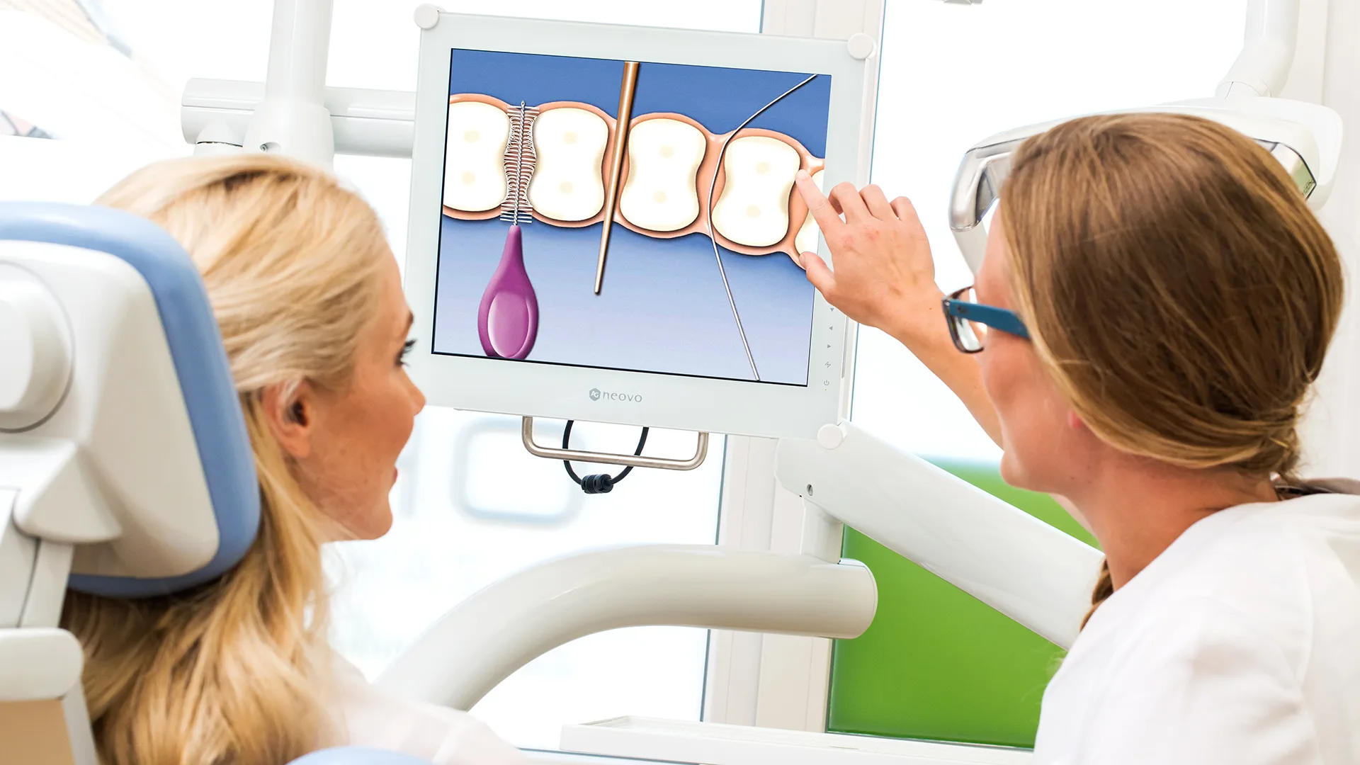 Eine Patientin bekommt visuell etwas erklärt.