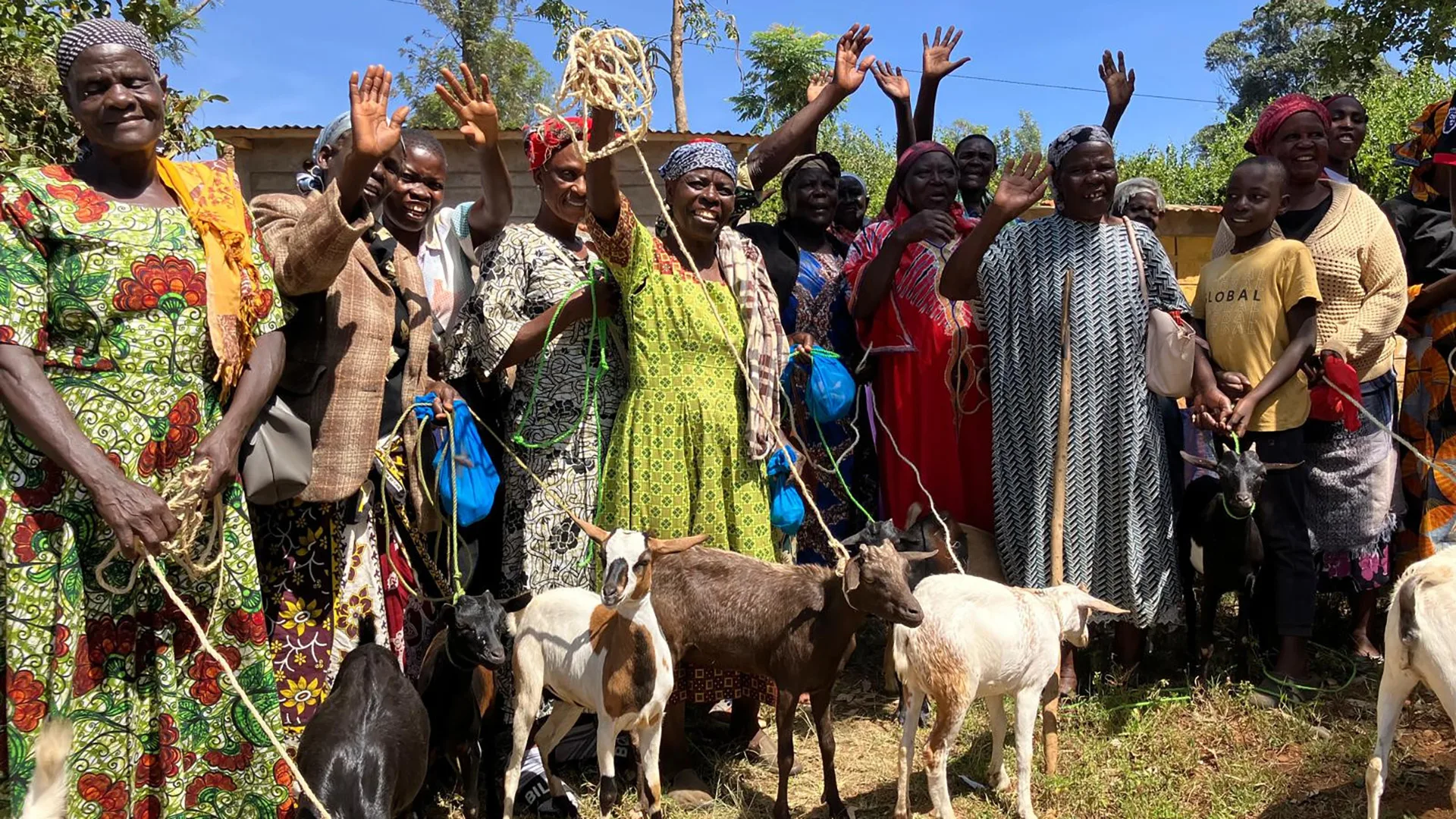 Freude bei der Ausgabe der Sachspenden der Weihnachtstombola