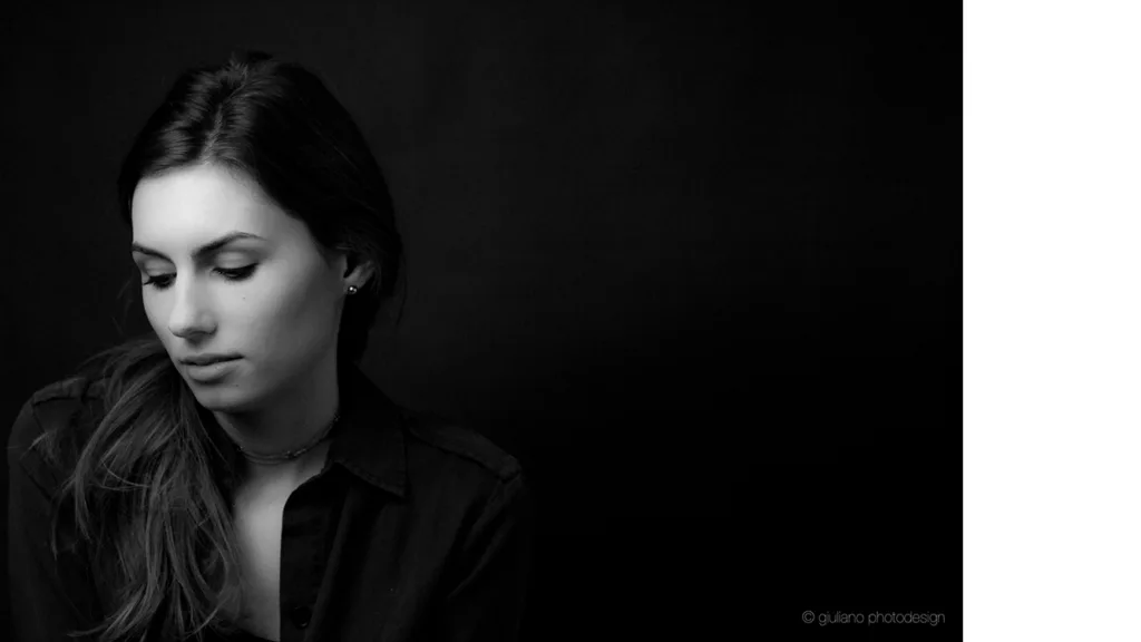 Die Low-Key-Beleuchtung setzt starke Kontraste und betont Schatten sowie dunkle Bereiche.