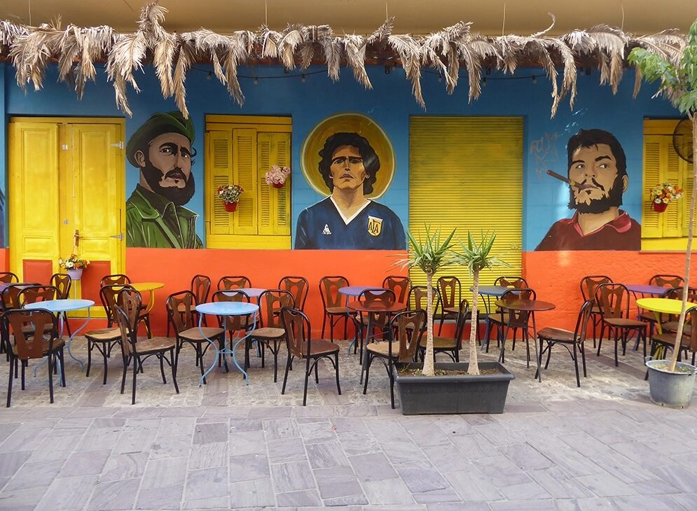 Abb. 1: Kleine Kafenia vor interessant bemalten Hauswänden.