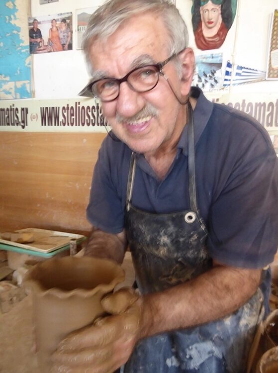 Abb. 8: Stelios Stamatis formt die schönsten Tongefäße.