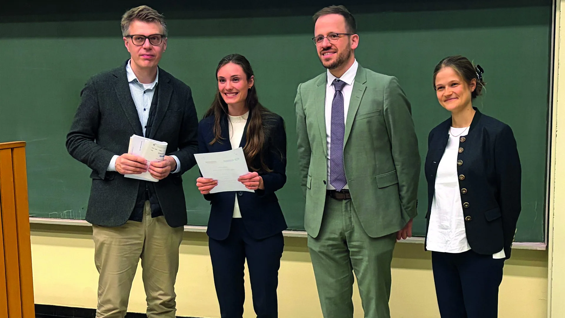 Bildinfo (v.l.n.r.): Prof. Dr. Jonathan Jantsch (1. Vorsitzender), Linda Waldvogel (Preisträgerin AfG-elmex®-Vortragspreis 2026), Priv.-Doz. Dr. Konstantin Scholz (2. Vorsitzender), Priv.-Doz. Dr. Eva Paddenberg-Schubert (Schriftführerin).