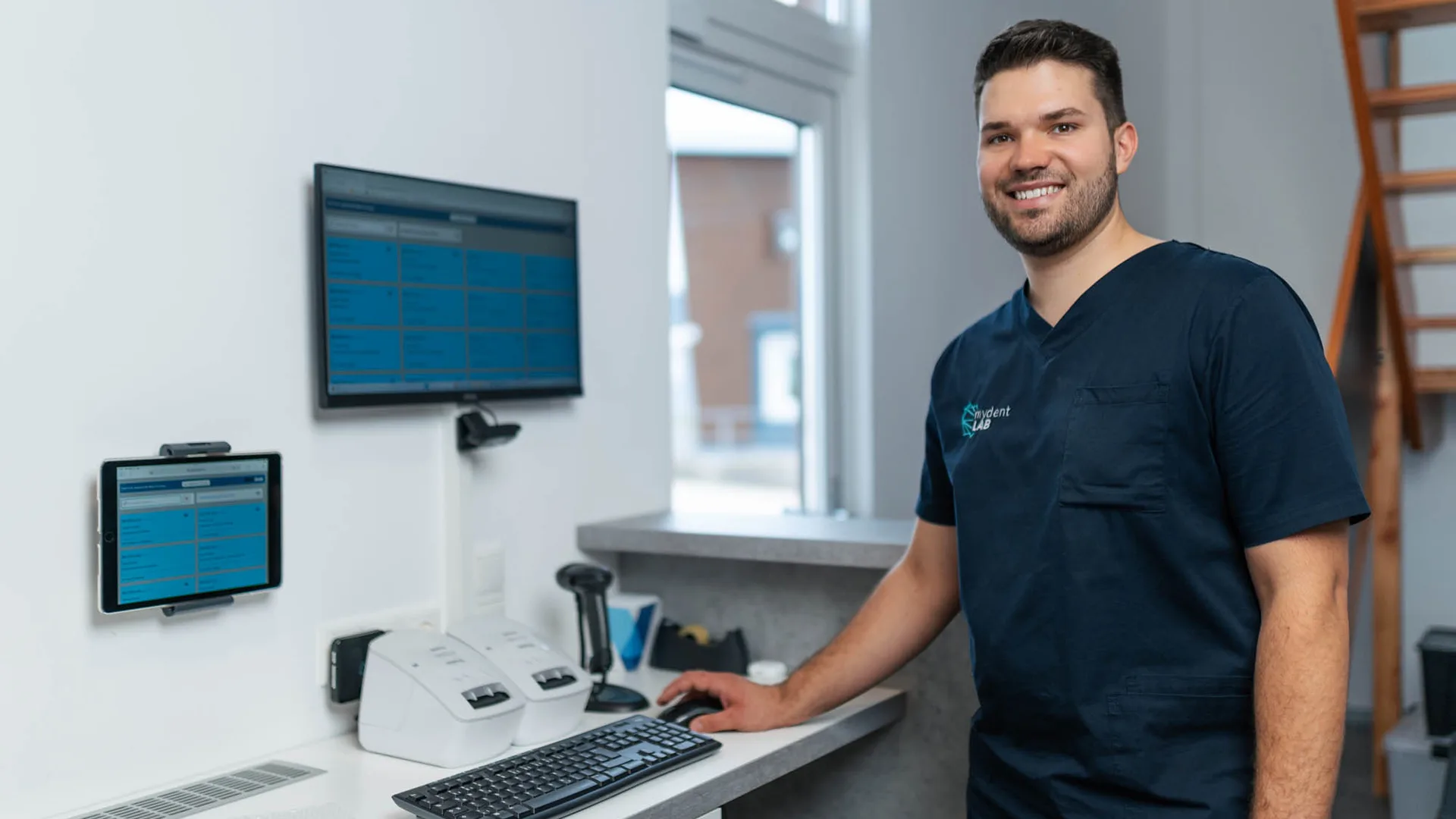 Digitale Auftragserfassung im Dentallabor am Auftragsterminal mit strukturierter Anlage einer digitalen Arbeitsschale.