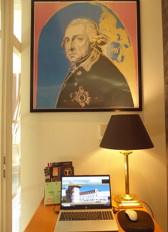 Der Alte Fritz begrüßt - zum Glück nur an der Wand hängend, die Hotelgäste