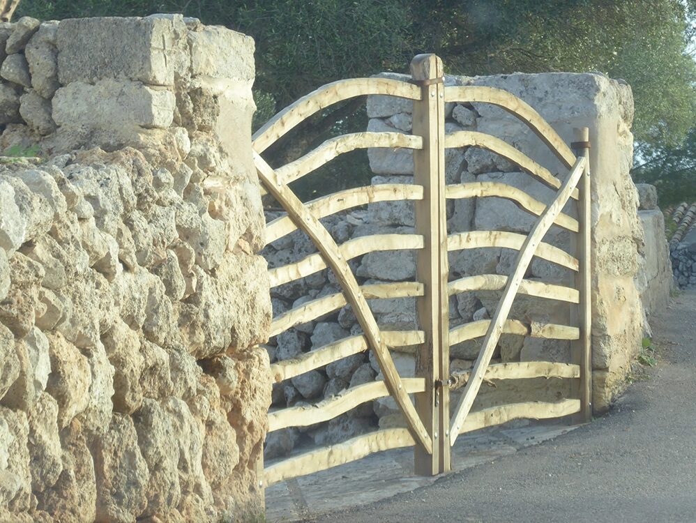 Typischer Zaun zu den Grundstücken.