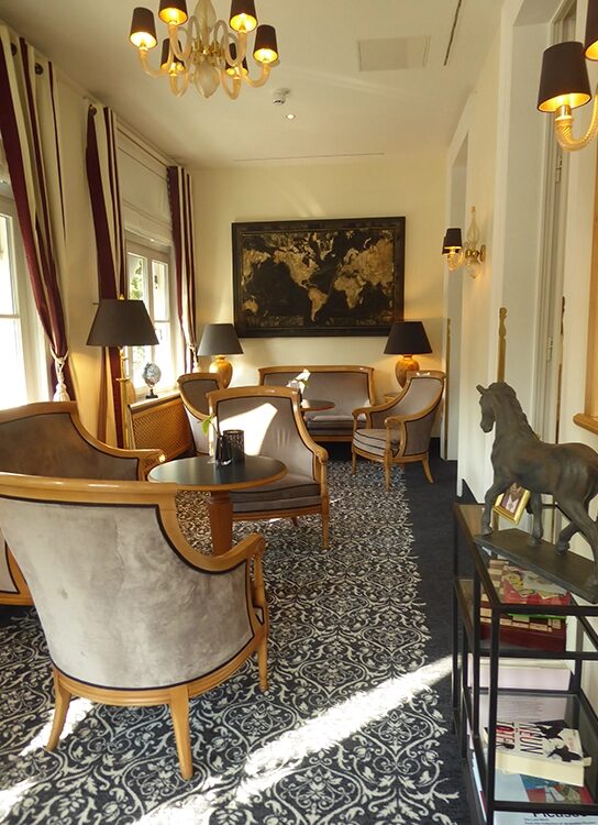 Lounge neben der Rezeption.