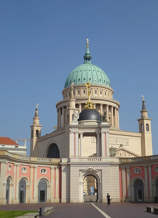 Potsdam Nikolai-KIrche, vom Hof des Landtages aus gesehen.
