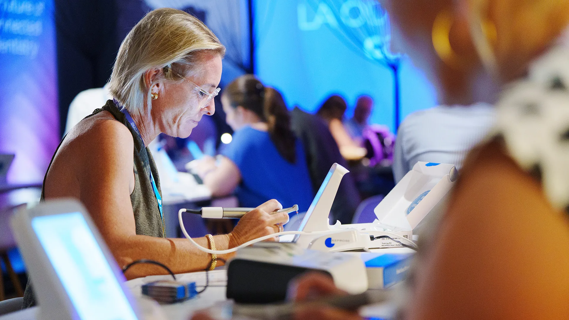 Eine Frau nimmt an einem Workshop teil